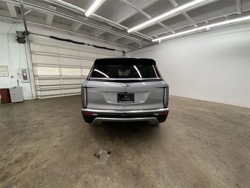 Used 2026 Cadillac Vistiq Premium Luxury image 5