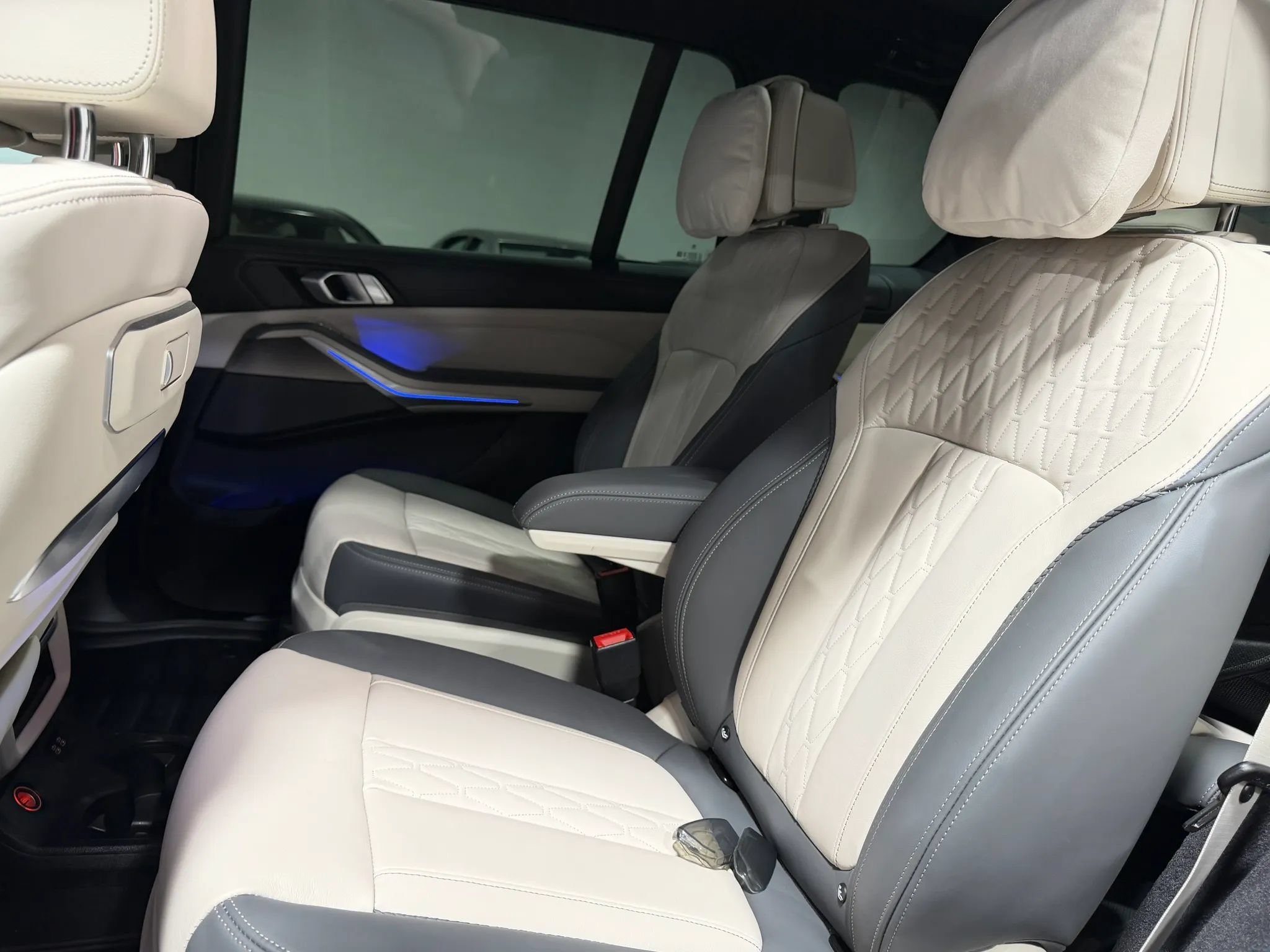 Used 2023 BMW X7 xDrive40i w/ Executive Package AWD/4WD image 4