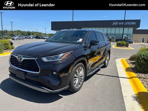 Used 2022 Toyota Highlander Platinum FWD image 1