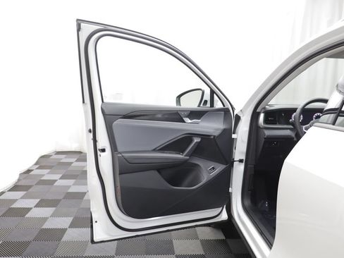 Used 2026 Volkswagen Tiguan SE w/ Panoramic Sunroof Package AWD/4WD image 4