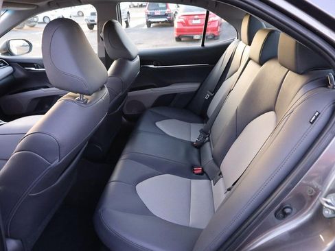 Used 2020 Toyota Camry XLE image 9
