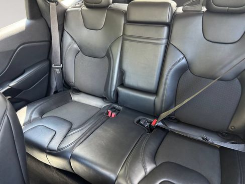Used 2019 Jeep Cherokee Latitude Plus AWD/4WD image 13