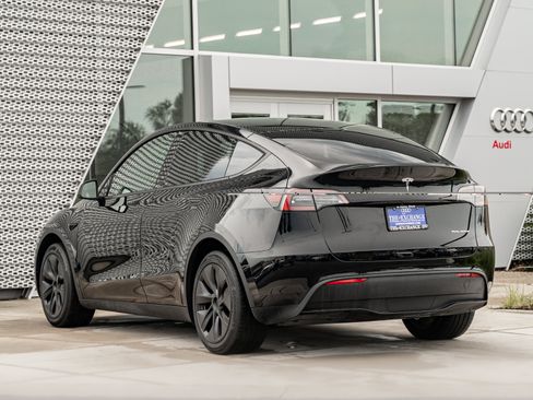 Used 2024 Tesla Model Y Long Range AWD/4WD image 5