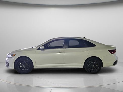 Used 2023 Volkswagen Jetta SE w/ Panoramic Sunroof Package FWD image 3