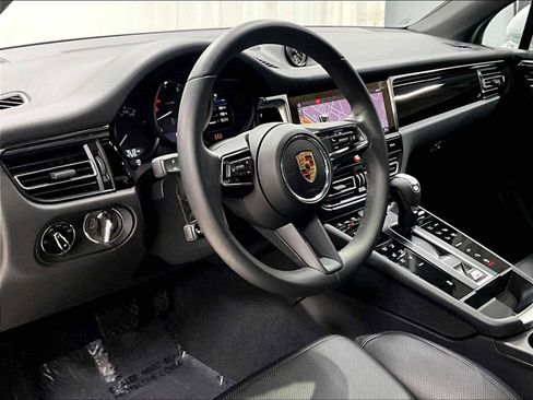 Used 2025 Porsche Macan image 7