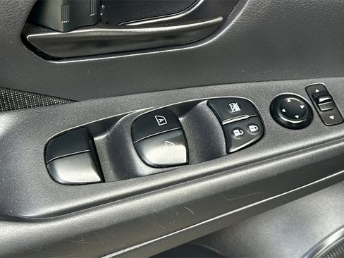 Used 2023 Nissan Kicks S image 12