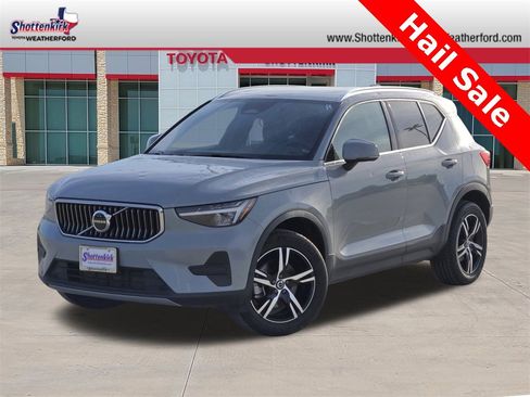 Used 2024 Volvo XC40 B5 Core image 1