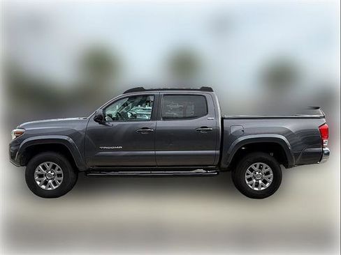 Used 2017 Toyota Tacoma SR5 w/ Tow Package RWD image 5