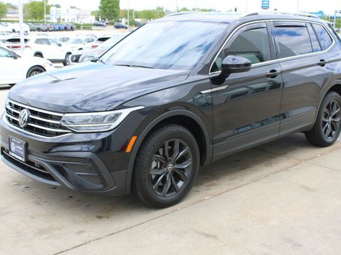 Certified 2024 Volkswagen Tiguan SE w/ Panoramic Sunroof Package AWD/4WD image 3