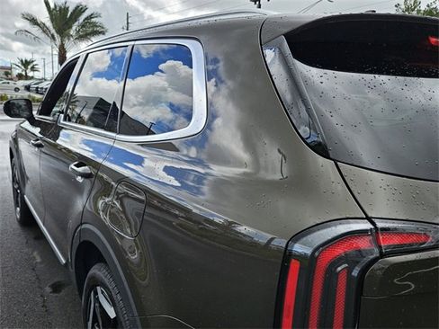 Used 2024 Kia Telluride EX w/ EX Captain's Chair Package image 9