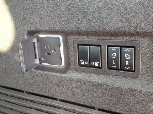 Certified 2023 Chevrolet Suburban Premier image 11