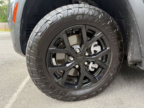 Used 2024 Jeep Grand Cherokee L Laredo image 5