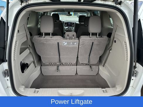 Used 2020 Chrysler Pacifica Touring w/ Cold Weather Group FWD image 6