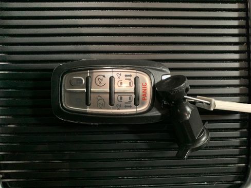 Used 2024 Chrysler Pacifica Touring-L FWD image 16