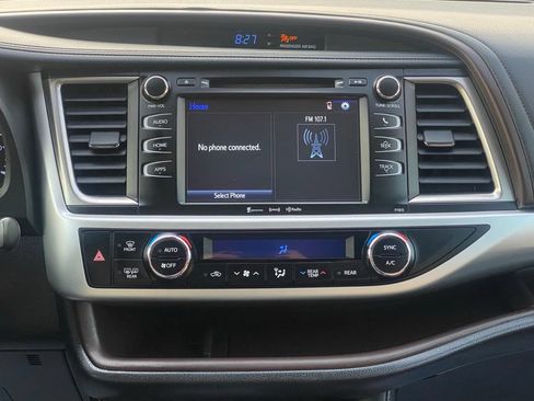 Used 2019 Toyota Highlander LE AWD/4WD image 21