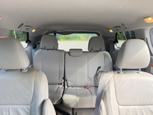 Used 2017 Toyota Sienna XLE w/ Outdoor Package FWD image 12