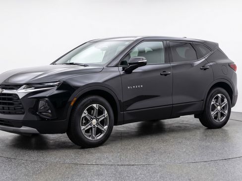 Used 2025 Chevrolet Blazer LT FWD image 3
