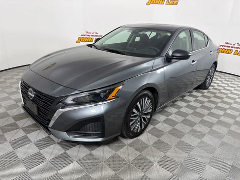 Used 2024 Nissan Altima 2.5 SV FWD image 1