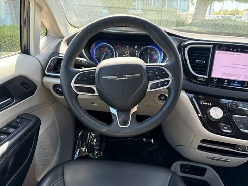 Used 2024 Chrysler Pacifica Touring-L FWD image 13