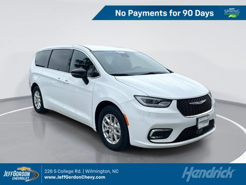 Used 2025 Chrysler Pacifica Select image 1