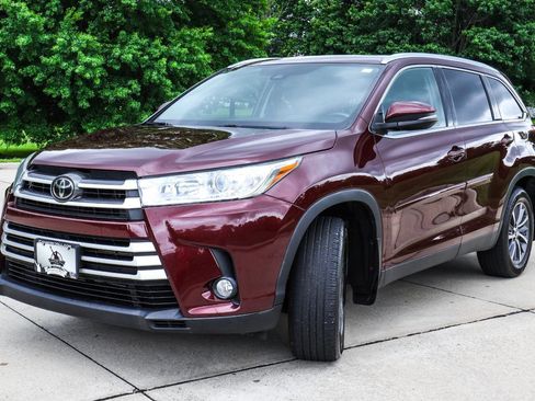 Used 2019 Toyota Highlander XLE AWD/4WD image 3