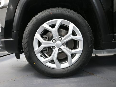 Used 2024 Jeep Compass Latitude w/ Convenience Group AWD/4WD image 18