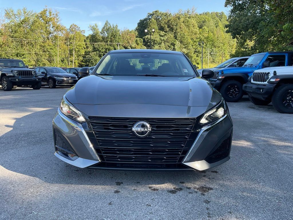 Used 2025 Nissan Altima 2.5 SV FWD image 2