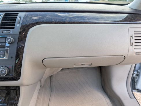 Used 2008 Cadillac DTS Luxury I w/ Sun And Sound Package image 24