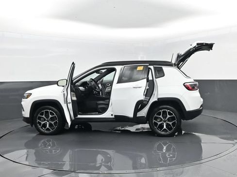 Used 2025 Jeep Compass Limited AWD/4WD image 31
