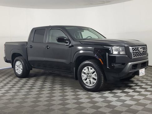 Used 2022 Nissan Frontier SV image 2