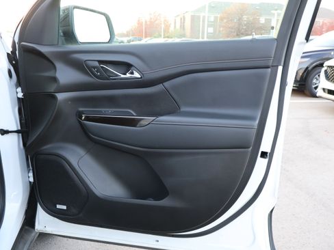 Used 2023 GMC Acadia AT4 w/ Technology Package image 9