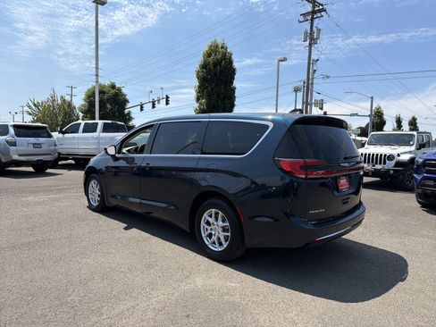 Used 2023 Chrysler Pacifica Touring-L FWD image 3