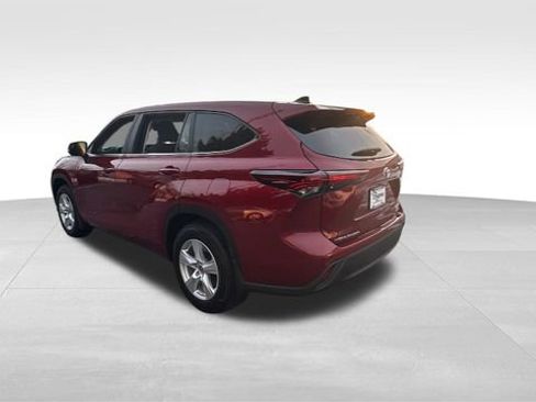 Used 2024 Toyota Highlander LE image 5
