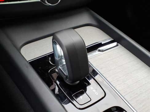 Certified 2025 Volvo XC60 B5 Plus image 24