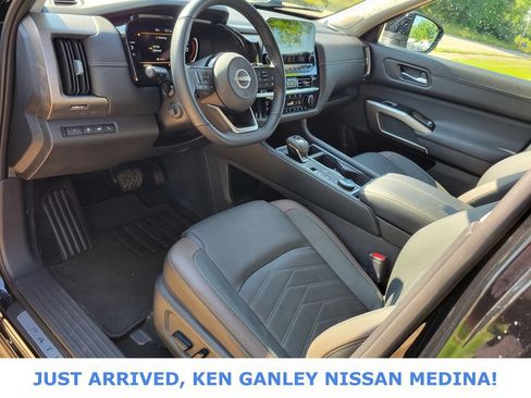 Certified 2025 Nissan Pathfinder Platinum AWD/4WD image 9