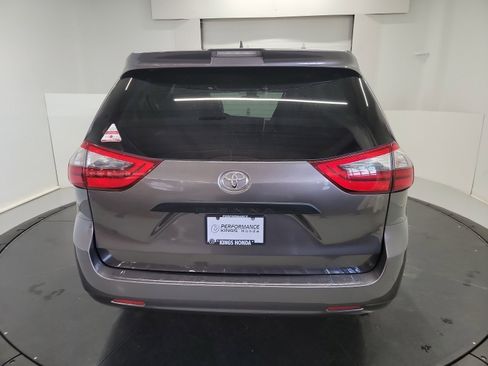 Used 2020 Toyota Sienna L image 8