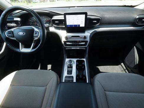 Used 2024 Ford Explorer XLT RWD image 11