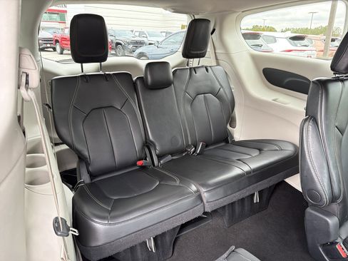 Used 2024 Chrysler Pacifica Touring-L image 28