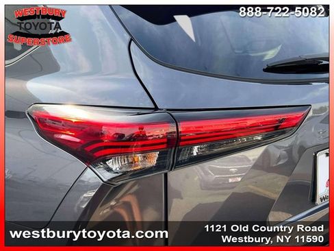 Used 2022 Toyota Highlander XLE AWD/4WD image 14
