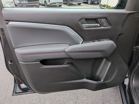 Used 2024 Chevrolet Colorado Z71 w/ Z71 Convenience Package 2 image 11