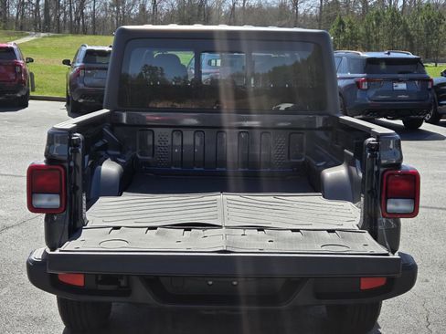 Used 2025 Jeep Gladiator Sport image 7