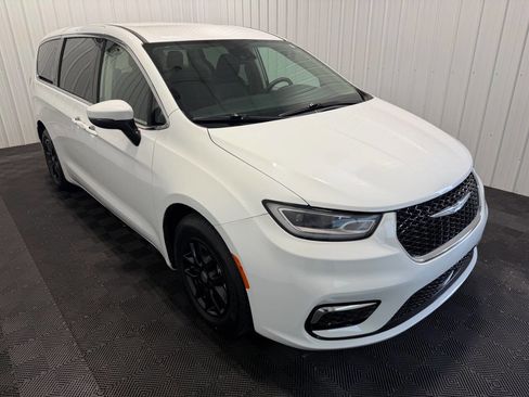 Used 2023 Chrysler Pacifica Touring-L FWD image 3