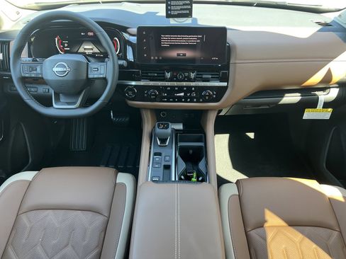 New 2026 Nissan Pathfinder Platinum FWD image 2
