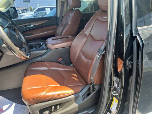 Used 2017 Cadillac Escalade ESV Luxury AWD/4WD image 7