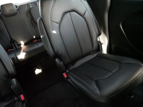 Used 2026 Chrysler Pacifica Select image 14