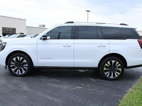 Used 2025 Ford Expedition Platinum w/ Driver's Package AWD/4WD image 4