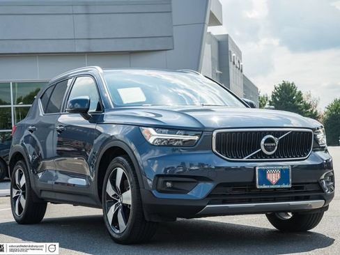 Used 2022 Volvo XC40 T5 Momentum AWD/4WD image 1