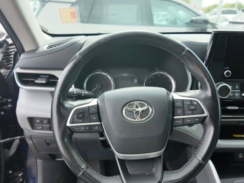 Used 2023 Toyota Highlander XLE image 3