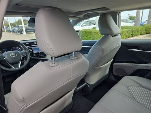 Used 2020 Toyota Camry SE image 11