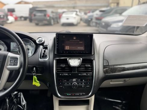 Used 2015 Chrysler Town & Country Touring FWD image 26